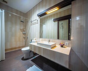 Shower, hair dryer, bidet, towels - Cozy House With Pool At Seminyak (Bali)