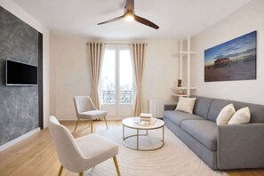 TV, offices - Charming family apartment located in Paris (Paris)