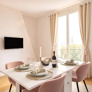 Dining - Charming family apartment located in Paris (Paris)