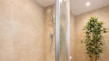 Een douche, een haardroger, handdoeken