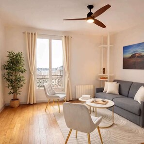 TV, offices - Charming family apartment located in Paris (Paris)