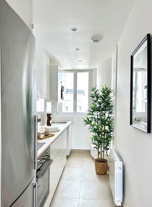 Réfrigérateur, micro-ondes, four, plaque de cuisson