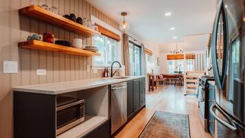 Batterie de cuisine, vaisselle et ustensiles