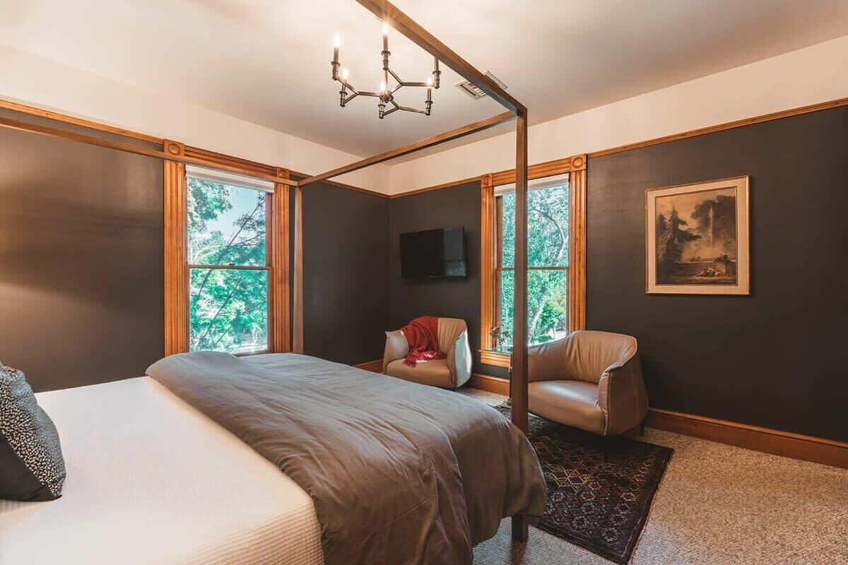 2 bedrooms, iron/ironing board, travel cot, WiFi