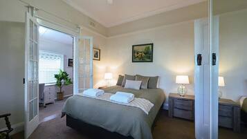 3 chambres, bureau, fer et planche à repasser, lit parapluie