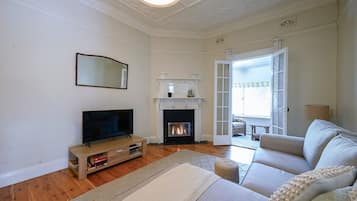 Télévision, cheminée, livres, espaces bureaux