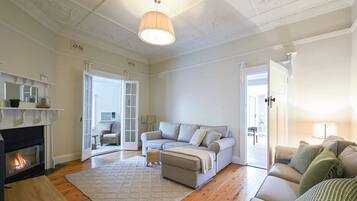 Una televisión, una chimenea, libros, una oficina