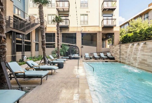 Sophisticated 1,100 sq. ft. apt in Plano near to Shops at Legacy.