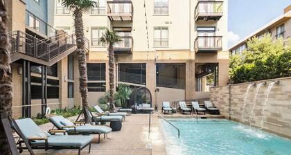 Sophisticated 1,100 sq. ft. apt in Plano near to Shops at Legacy.