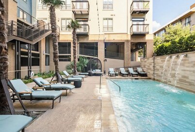 Sophisticated 1,100 sq. ft. apt in Plano near to Shops at Legacy.