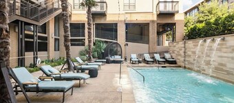 Sophisticated 1,100 sq. ft. apt in Plano near to Shops at Legacy.