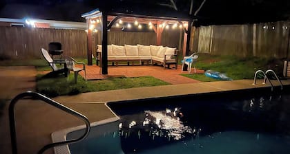 Montgomery Hidden Haven W/ Pool Wi-Fi Roku TVs Great Neighborhood