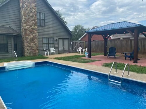 Montgomery Hidden Haven W/ Pool Wi-Fi Roku TVs Great Neighborhood