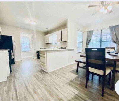 Montgomery Hidden Haven W/ Pool Wi-Fi Roku TVs Great Neighborhood