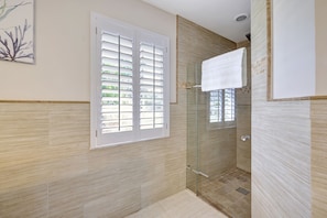 Regadera, amenidades de baño ecológicas, secadora de cabello, toallas