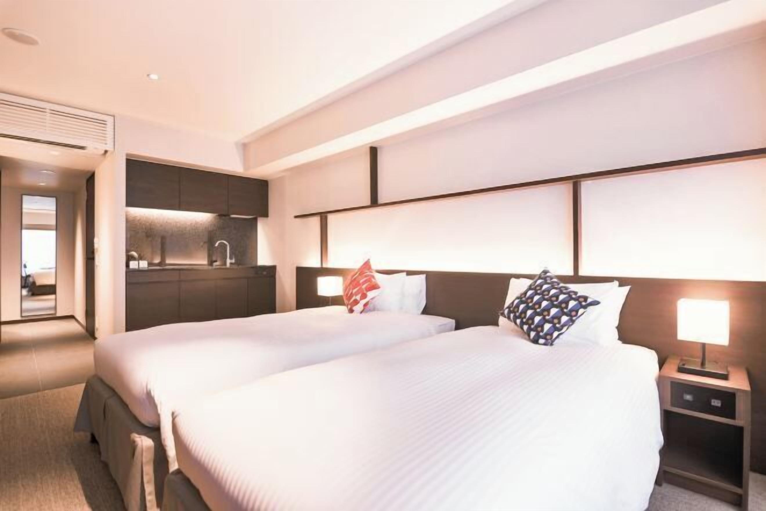 Senger med overmadrass, individuelt innredet og blendingsgardiner