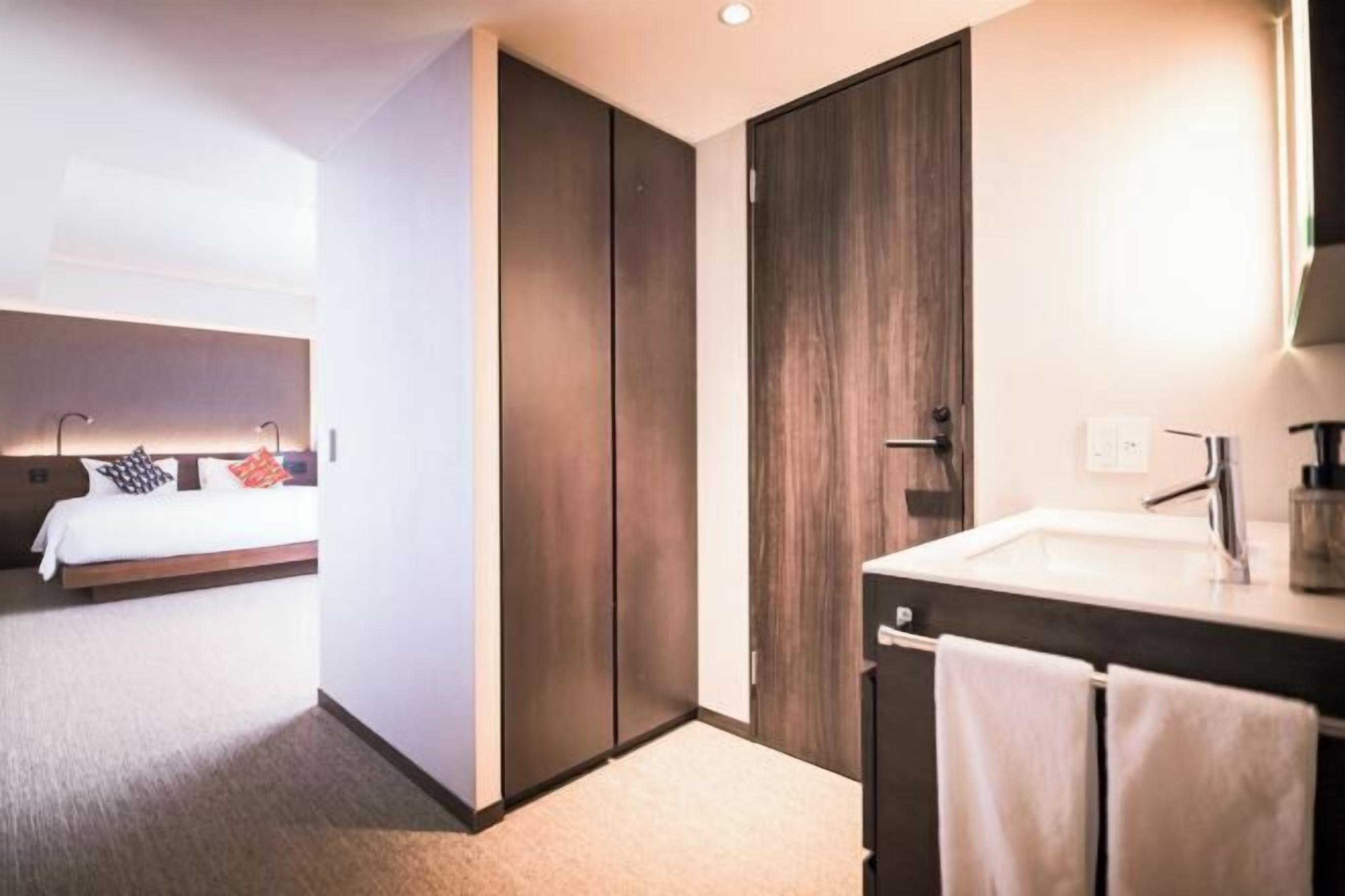 Senger med overmadrass, individuelt innredet og blendingsgardiner