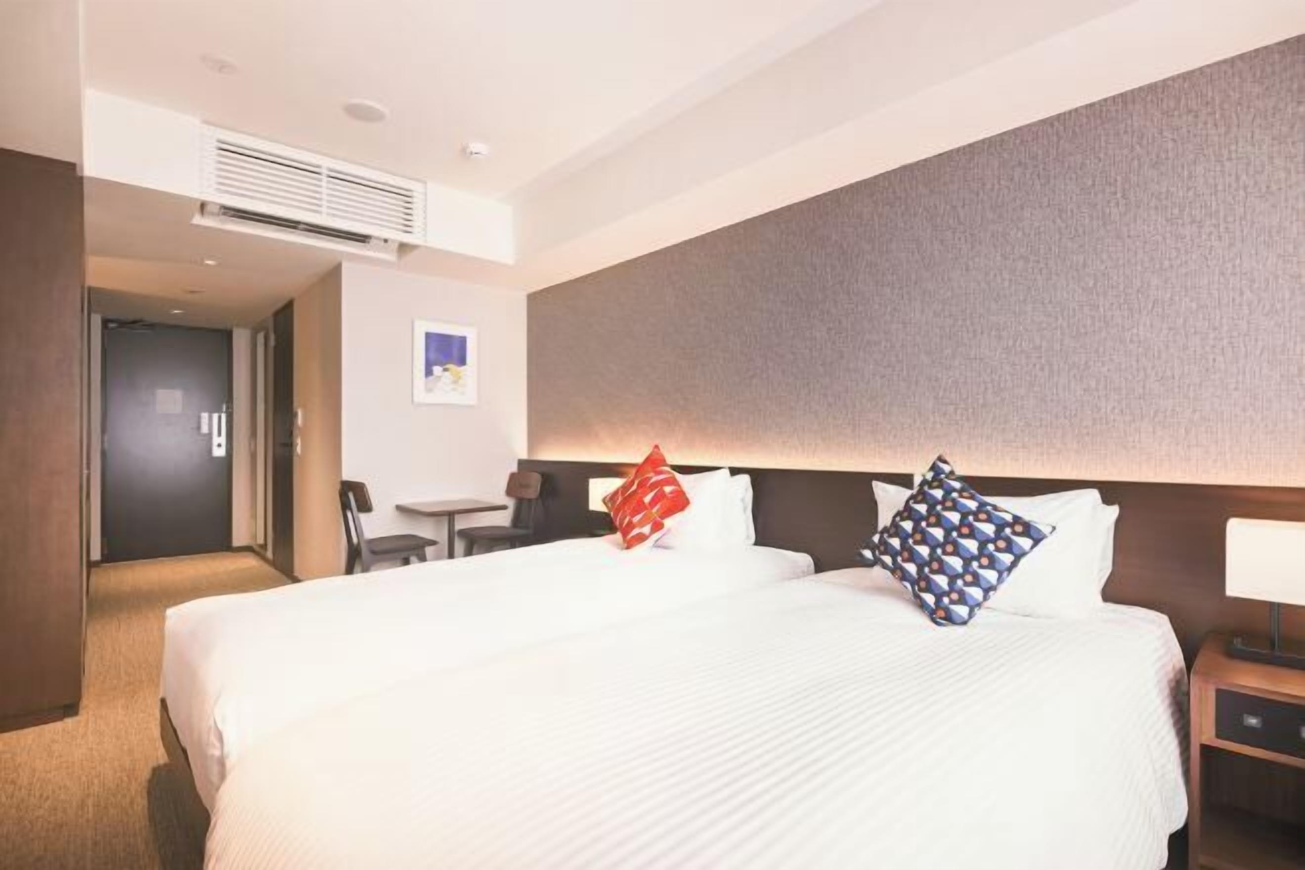 Senger med overmadrass, individuelt innredet og blendingsgardiner