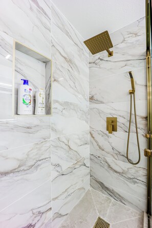 Dusche, Haartrockner, Handtücher, Seife