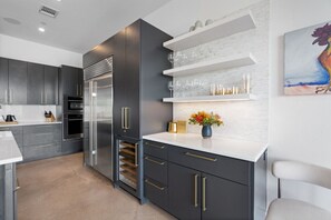 Réfrigérateur, four, plaque de cuisson, lave-vaisselle