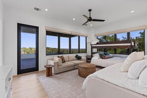 5 chambres, bureau, fer et planche Ă repasser, lit parapluie