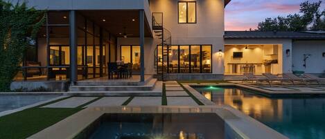 Een verwarmd zwembad