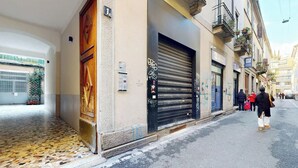 A street view with a closed shop, a tiled entrance, and a pedestrian walkway. - Chinatown-Sarpi 1860 Apt w/Elevator. Walk to Duomo & Brera. Easy to San Siro (Milano)