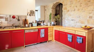 Een koelkast, een oven, een kookplaat, een vaatwasser