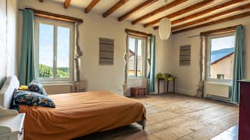3 bedrooms, desk, bed sheets