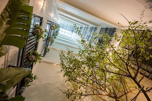 Courtyard - Le Parfum Apartment And Hotel (Hanoi)