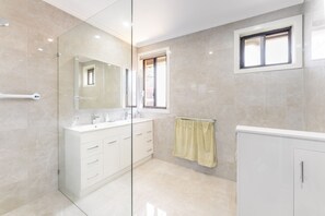 Douche, sèche-cheveux, serviettes fournies, savon