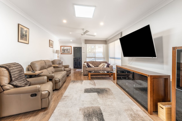 Plenty of seating in lounge for up to 6 guests.