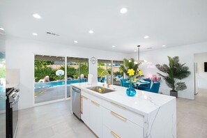 Fridge, microwave, oven, stovetop - New!<br>Casa Palmina a MCM Palm Springs Oasis (Palm Springs)