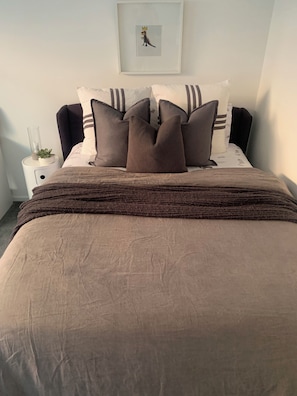 5 bedrooms, desk, iron/ironing board, WiFi