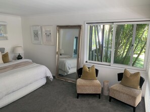 5 bedrooms, desk, iron/ironing board, WiFi - Contemporary Beach House (North Avalon)