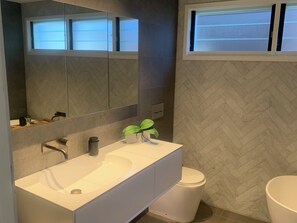 Shower, hair dryer, bidet, towels - Contemporary Beach House (North Avalon)