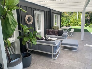 Outdoor dining - Contemporary Beach House (North Avalon)
