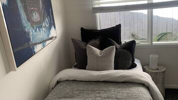 5 bedrooms, desk, iron/ironing board, WiFi