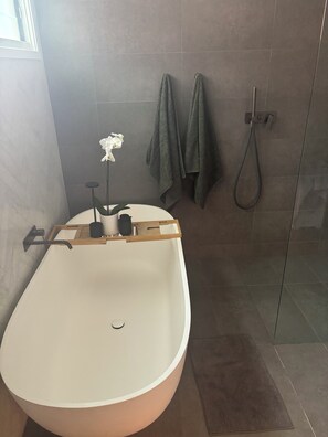 Shower, hair dryer, bidet, towels - Contemporary Beach House (North Avalon)