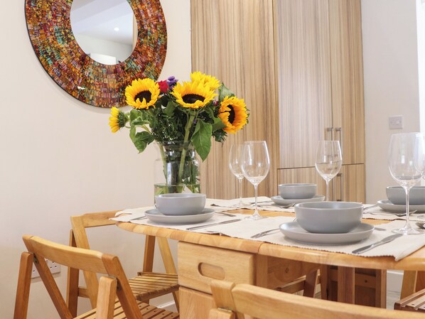 Cottage | Dining