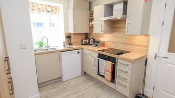 Cottage | Private kitchen | Fridge, dishwasher, electric kettle, toaster