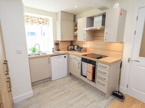 Cottage | Private kitchen | Fridge, dishwasher, electric kettle, toaster - 4 Martindales Yard (Kendal)