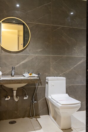 Chambre Premium | Salle de bain | Articles de toilette gratuits, chaussons