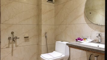 城市客房, 1 张特大床, 城市景观, 副楼 | 浴室 | 免费洗浴用品、拖鞋