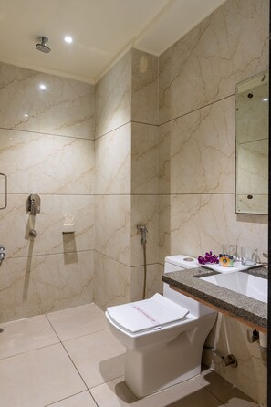 Deluxe Room | Bathroom | Free toiletries, slippers