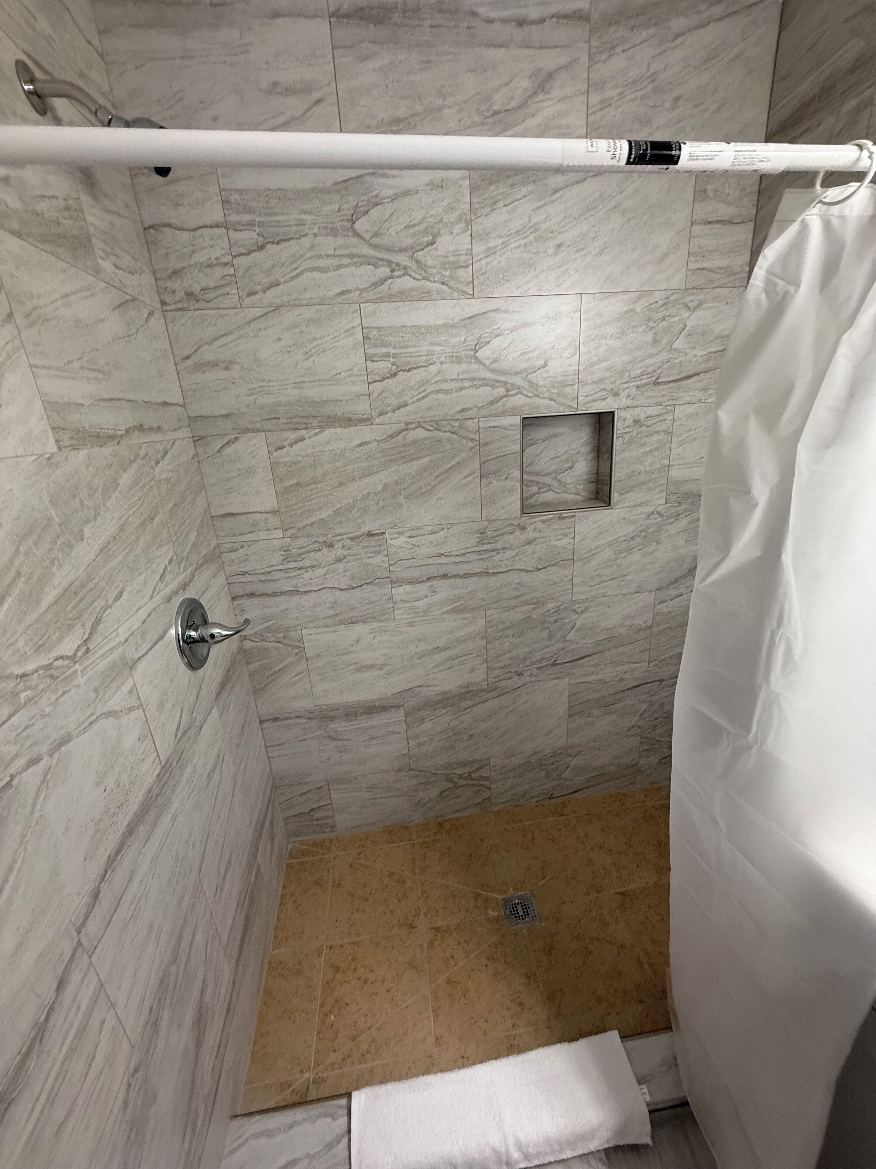 Quarto básico | Banheiro | Toalhas de banho 