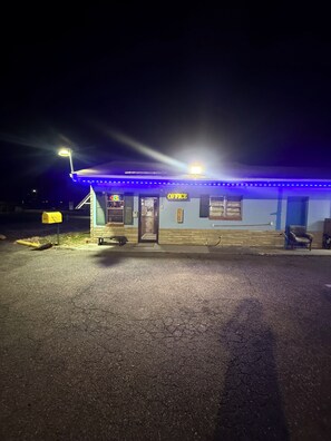 Front of property - RIDGEWAY INN (Ridgeway)