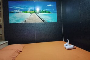 Desk, free WiFi, bed sheets - Hotel O Grand Village (Surabaya)