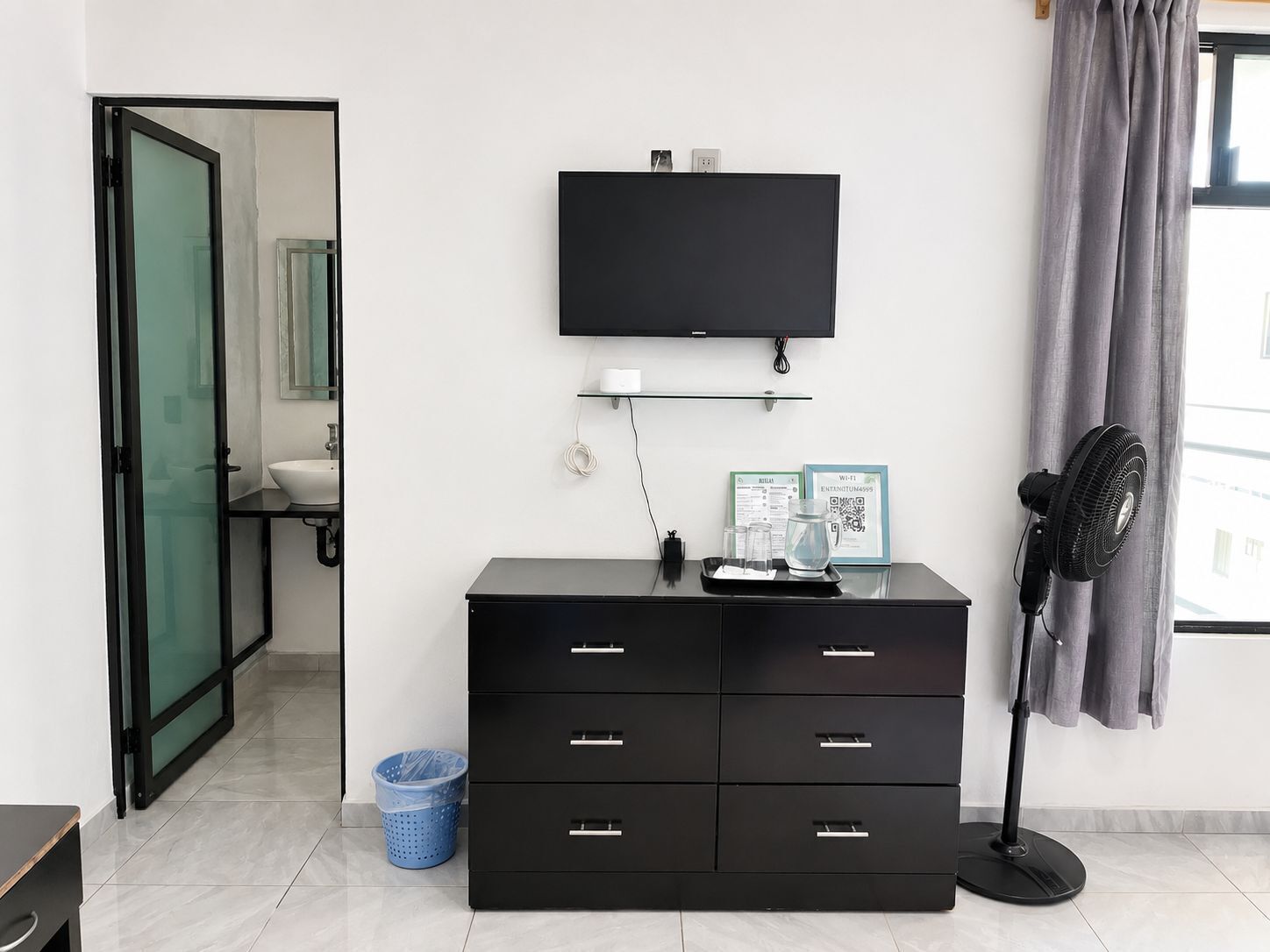 Habitación triple superior | Baño | Ducha, cabezal de ducha tipo lluvia, toallas y jabón