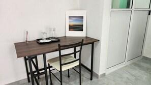 Premium Double or Twin Room | Individually furnished, desk, laptop workspace, free WiFi - La Palma Co-living (Tecamac)